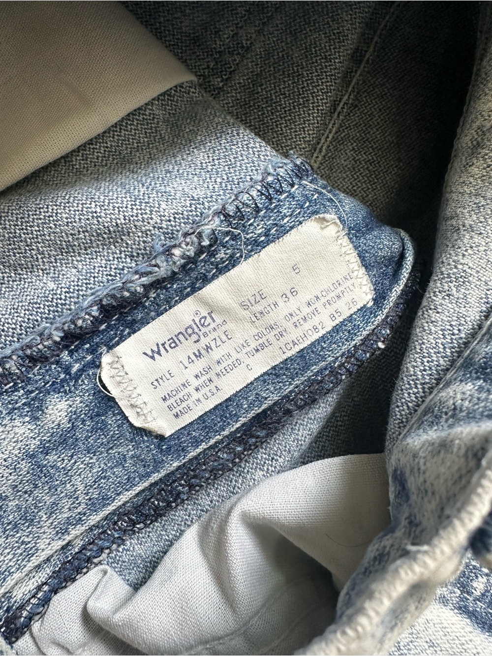 Vintage Women’s Wrangler Acid Wash Denim Jeans - Light Blue 26” waist - Picture 4 of 6